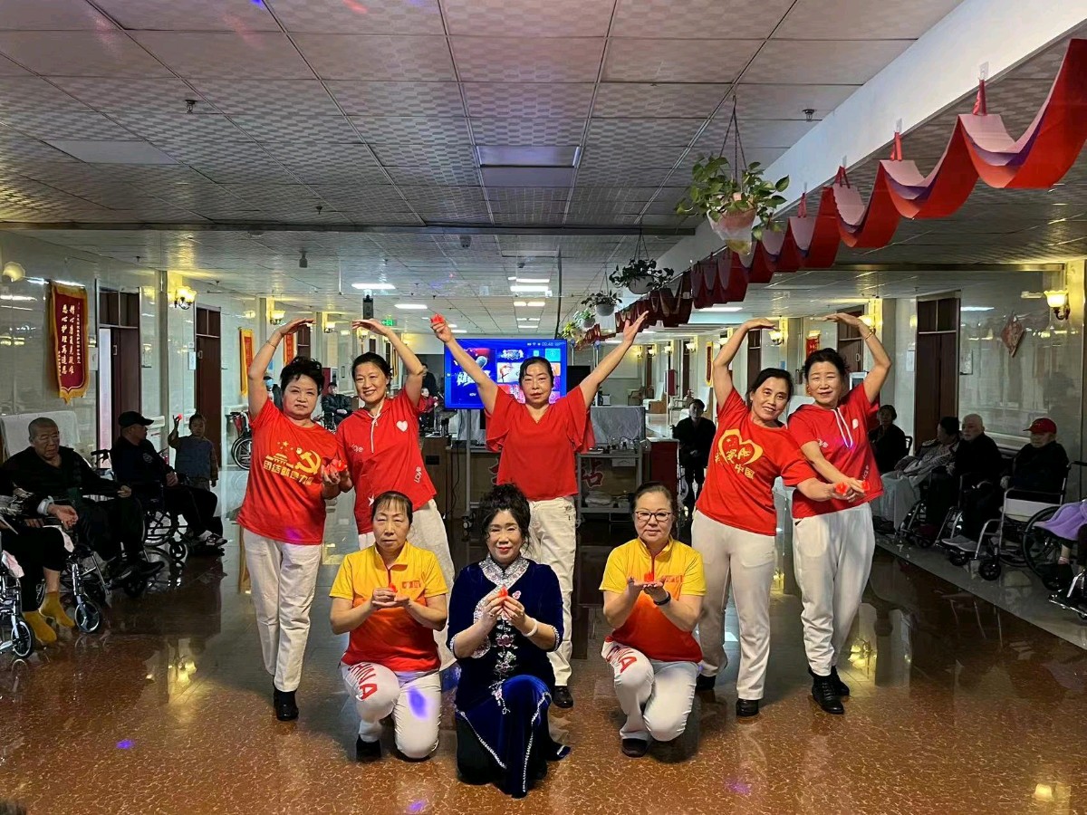 走进福惠园 老人开心颜——记八朵姐妹花艺术团慰问养老院演出（图2）