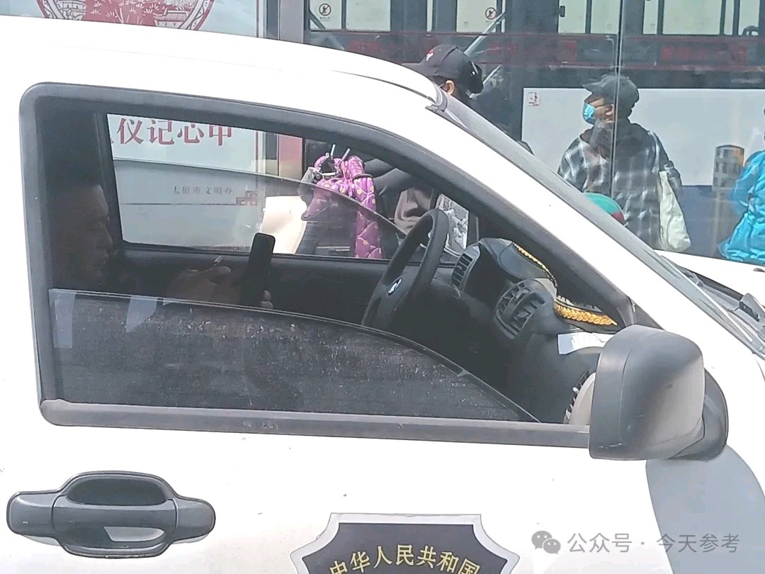 太原最舒服执法：一城管执法车两人躺车里看手机？（图2）
