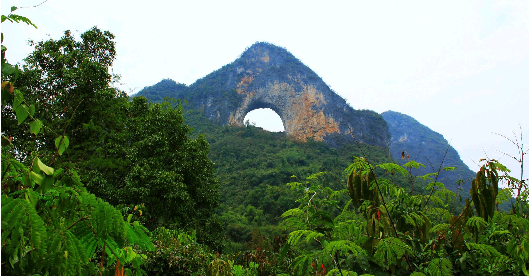东方书剑的《七律 重游桂林月亮山》