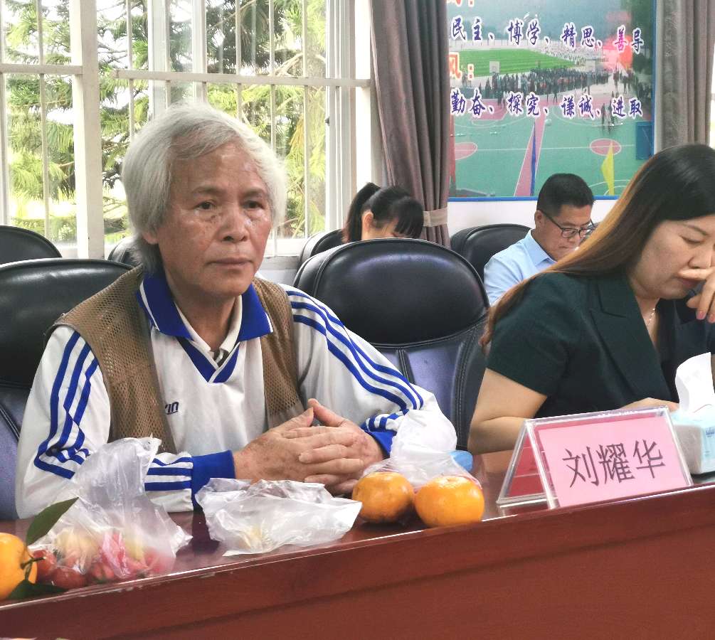 A.广西荔浦中学建校105周年乡友校友座谈会拾景∥B. 唐江.姚岚.莫天华.张七金.牛在坤.袁名中.晓言等文骚墨客唯美作品欣赏 ∥ 中国桂林都市漓江诗书画社微刊总(第155期)(图10)