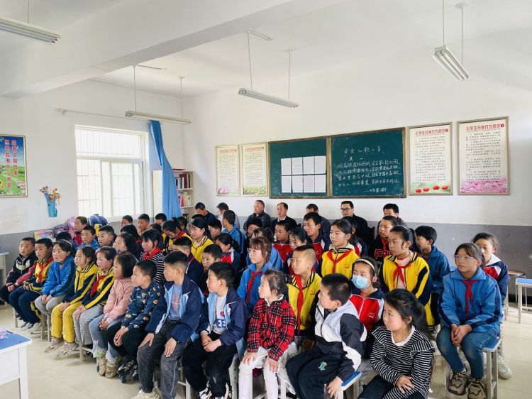 简篇-质量表彰树榜样,凝心聚力共提升——永丰镇李塬小学表彰会暨质量分析会