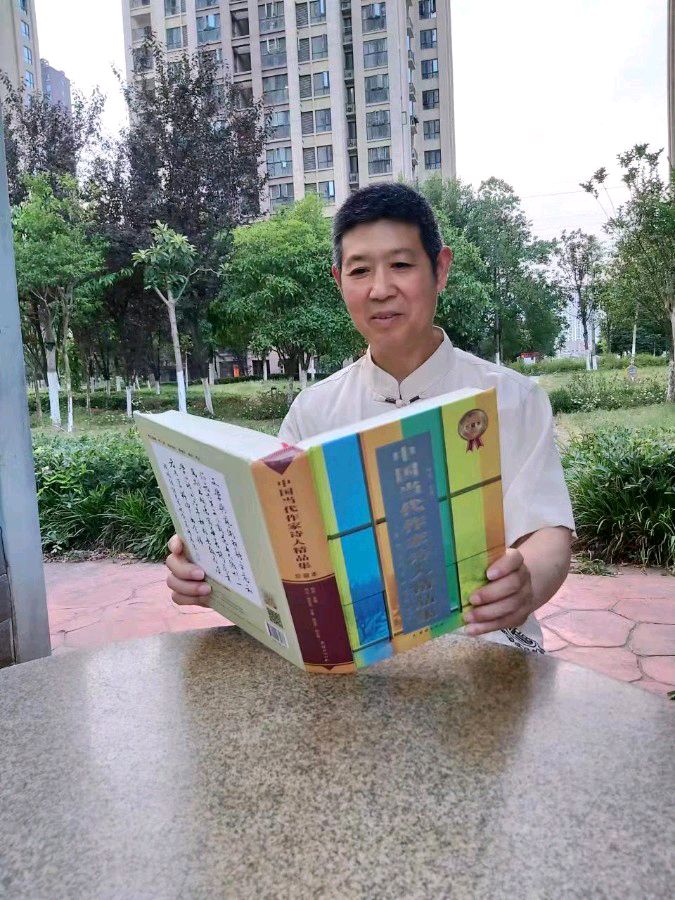 周日陪妻逛北街/梅树勇(图2)