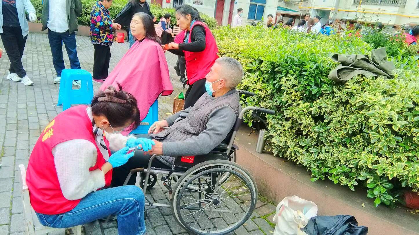 有这样一群“傻子”（图12）