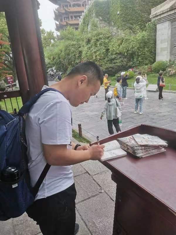 兵哥哥喜欢黄鹤楼,作者周智敏
