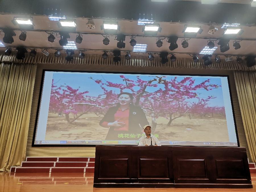 【泰山快讯】中国作家协会会员孙其昌先生应邀走进山东省肥城市凤山学校参加“悦读点亮智慧，书香浸润心灵”2024年读书节颁奖典礼活动（图4）