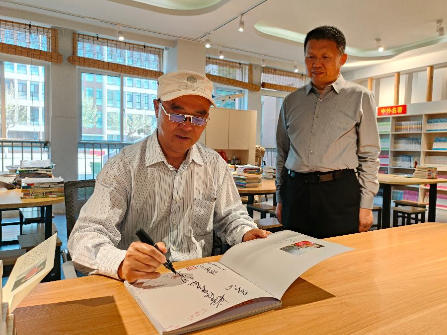 【泰山快讯】中国作家协会会员孙其昌先生应邀走进山东省肥城市凤山学校参加“悦读点亮智慧,书香浸润心灵”2024年读书节颁奖典礼活动(图7)