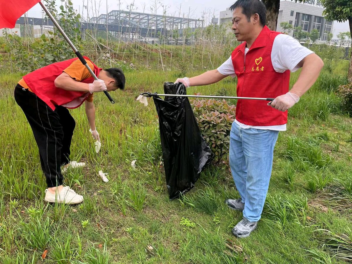 湖北民本集团红马甲保护长江生态环璄持续闪光