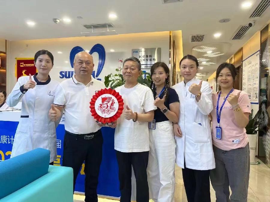 非遗剪纸 致敬医护人员
