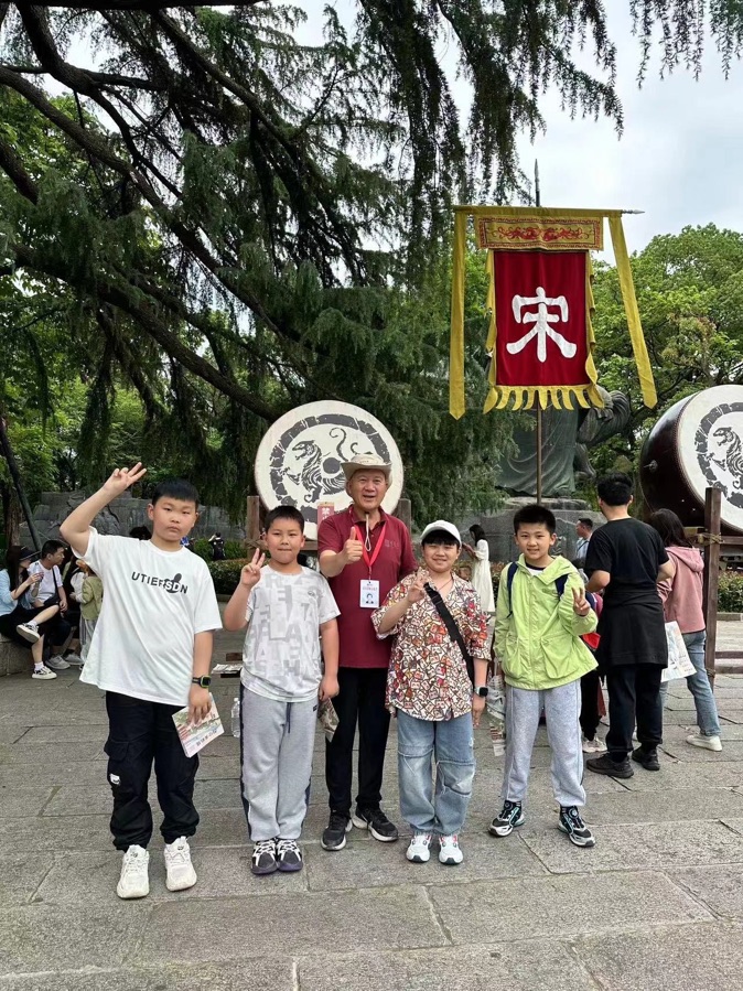 志愿者永远是年轻,作者周智敏