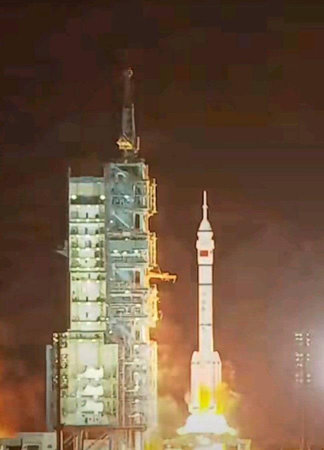 【荣耀中国】《七律·贺嫦娥 6 号探测器发射》（平水韵） 作者/王崇岭（图3）