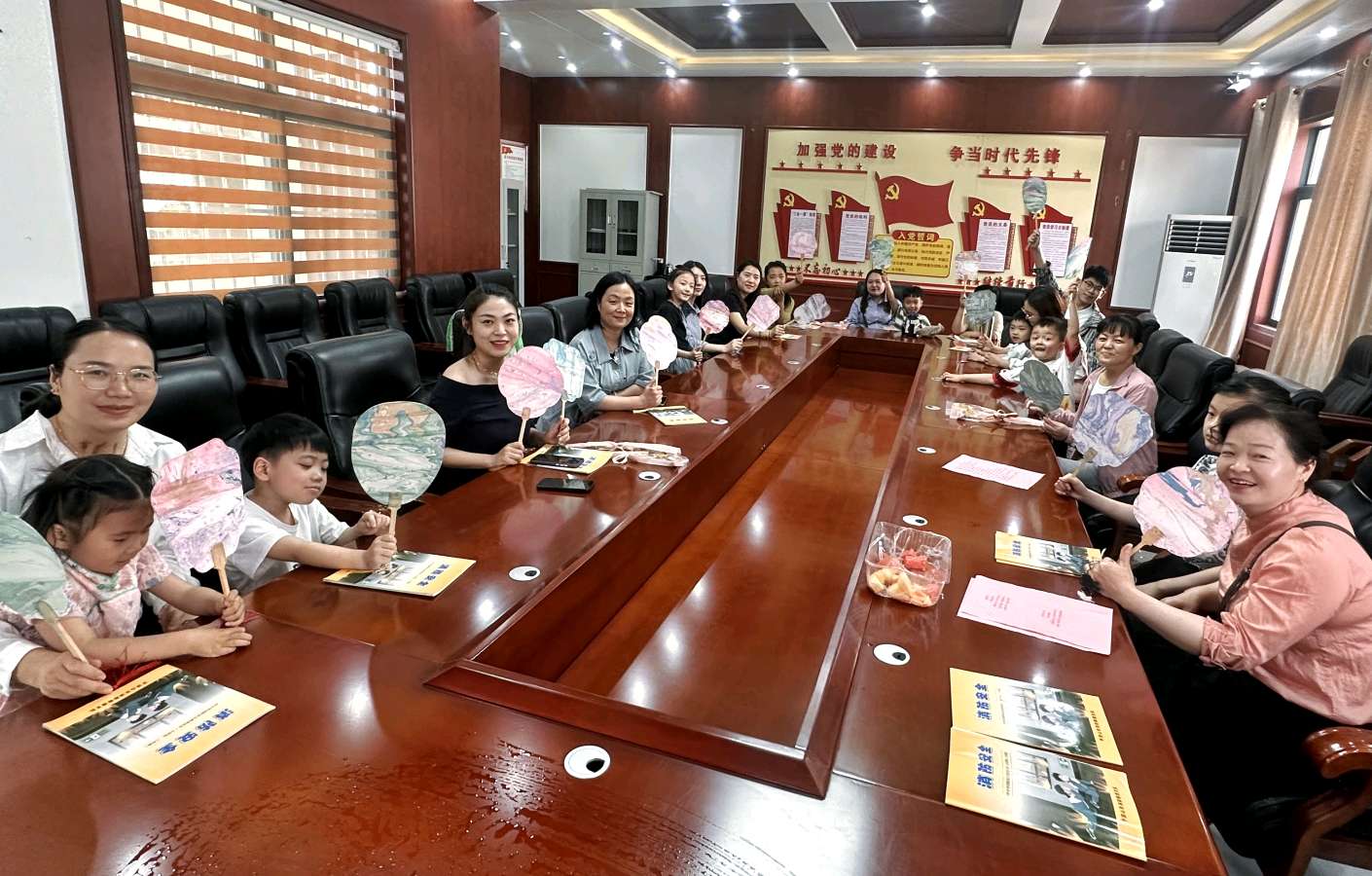 鲁山县：鲁阳街道开展“非遗漆扇品芳华 浓情五月感母恩”暨防溺水知识宣讲活动