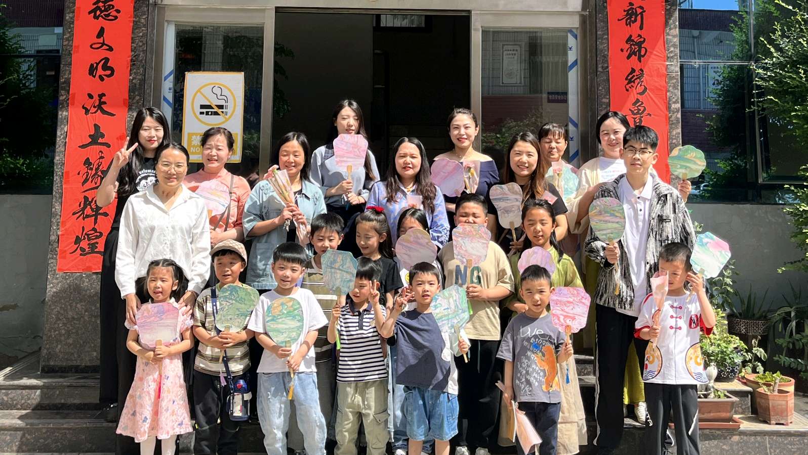 鲁山县：鲁阳街道开展“非遗漆扇品芳华 浓情五月感母恩”暨防溺水知识宣讲活动（图3）