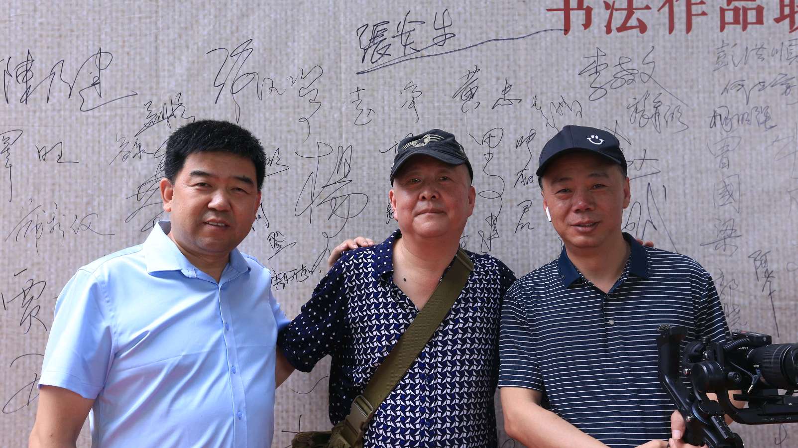 朗诵艺术家舒昭玉朗诵黑马建雄作品《聚会》，参加邓代昆、牛放、张勤涛三位书法家的书法展！（图3）