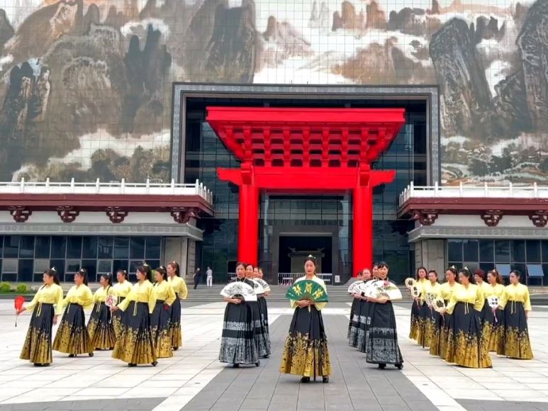 传统优秀文化艺术模特走秀千年桂林∥中国桂林都市漓江诗书画社微刊总（第161期）（图15）