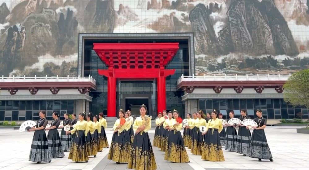 传统优秀文化艺术模特走秀千年桂林∥中国桂林都市漓江诗书画社微刊总（第161期）（图16）