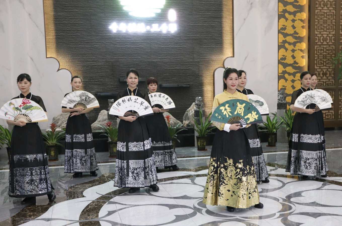 传统优秀文化艺术模特走秀千年桂林∥中国桂林都市漓江诗书画社微刊总（第161期）（图30）