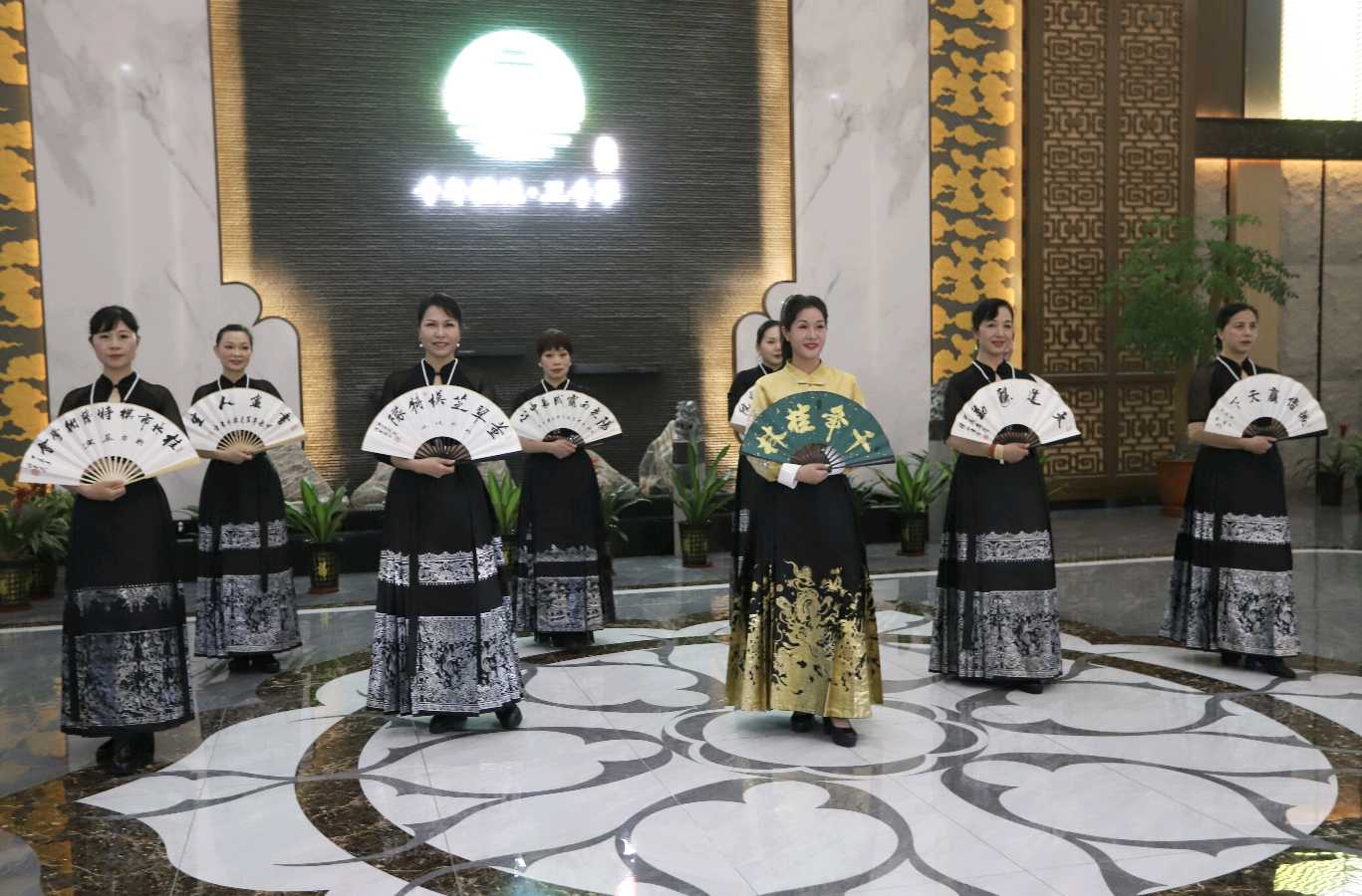 传统优秀文化艺术模特走秀千年桂林∥中国桂林都市漓江诗书画社微刊总（第161期）（图43）