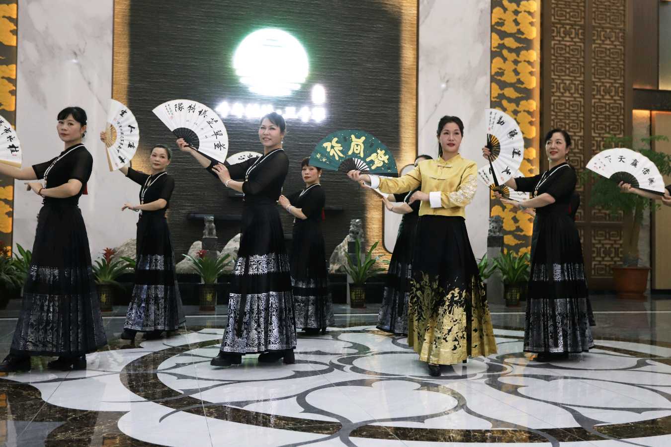 传统优秀文化艺术模特走秀千年桂林∥中国桂林都市漓江诗书画社微刊总（第161期）（图44）