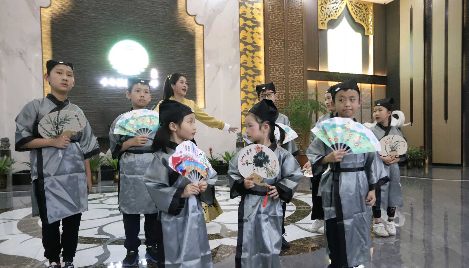 传统优秀文化艺术模特走秀千年桂林∥中国桂林都市漓江诗书画社微刊总（第161期）（图45）