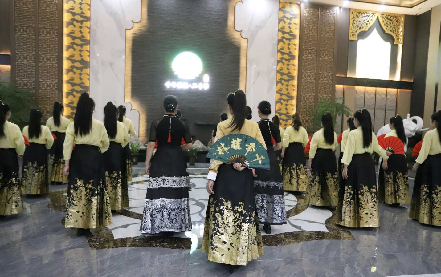 传统优秀文化艺术模特走秀千年桂林∥中国桂林都市漓江诗书画社微刊总（第161期）（图49）