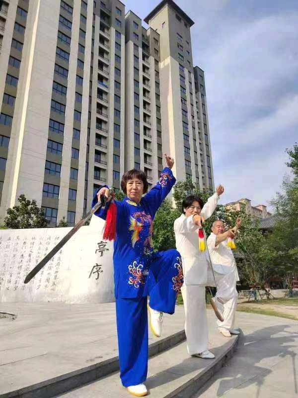 《中华头条北京版》恭贺郸城县老年大学县医院分校〖火红五月歌舞会〗圆滿成功！县诗联会部分诗人组诗总第14期主编：张新成 主播：海河儿女（图22）