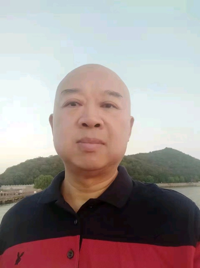 【推荐】徐盛//百年未有大变局之命运共同体抒怀——读晓叶诗集《玫瑰与战争》记(图2)