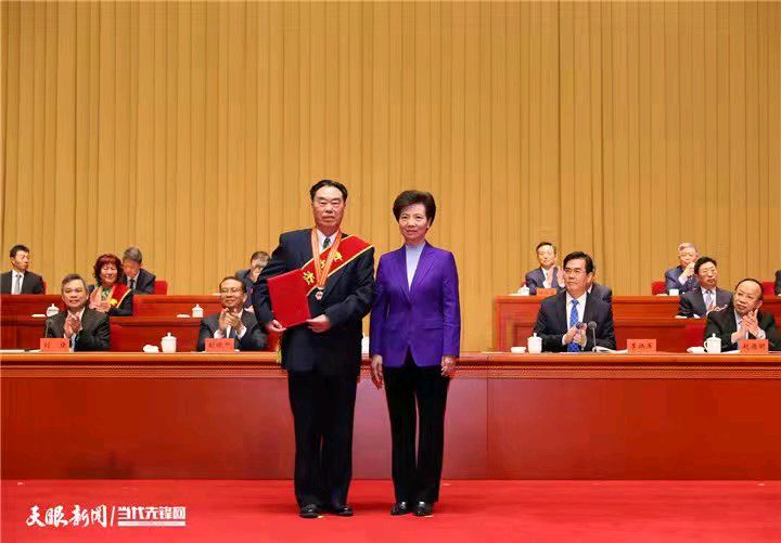 《贵州收藏家周恩筑与永乐大典正本的缘份》 人的一生,我们都是不断成长,不同的年龄,不同的阶段,我们会面临不同困难,也会承担不同的责任,从懵懂到成熟,从年少到年长,从天真到稳重,艰苦奋斗(图5)