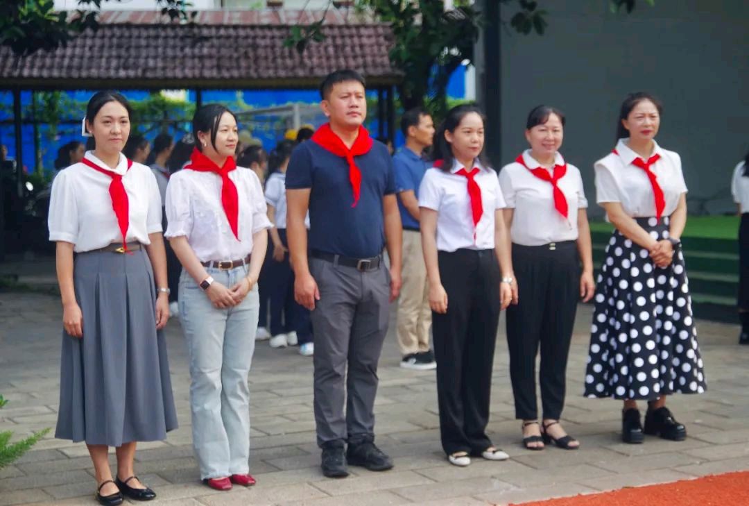【允美教育】“红领巾 爱祖国”——西双版纳州允景洪小学示范性入队仪式暨少先队主题队日活动(图3)