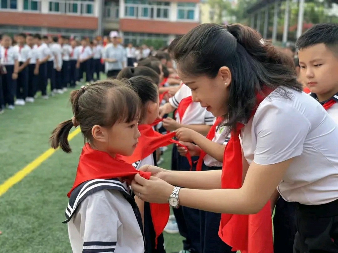 【允美教育】“红领巾 爱祖国”——西双版纳州允景洪小学示范性入队仪式暨少先队主题队日活动(图10)