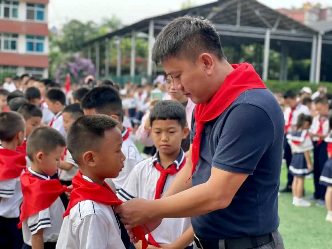 【允美教育】“红领巾 爱祖国”——西双版纳州允景洪小学示范性入队仪式暨少先队主题队日活动（图11）