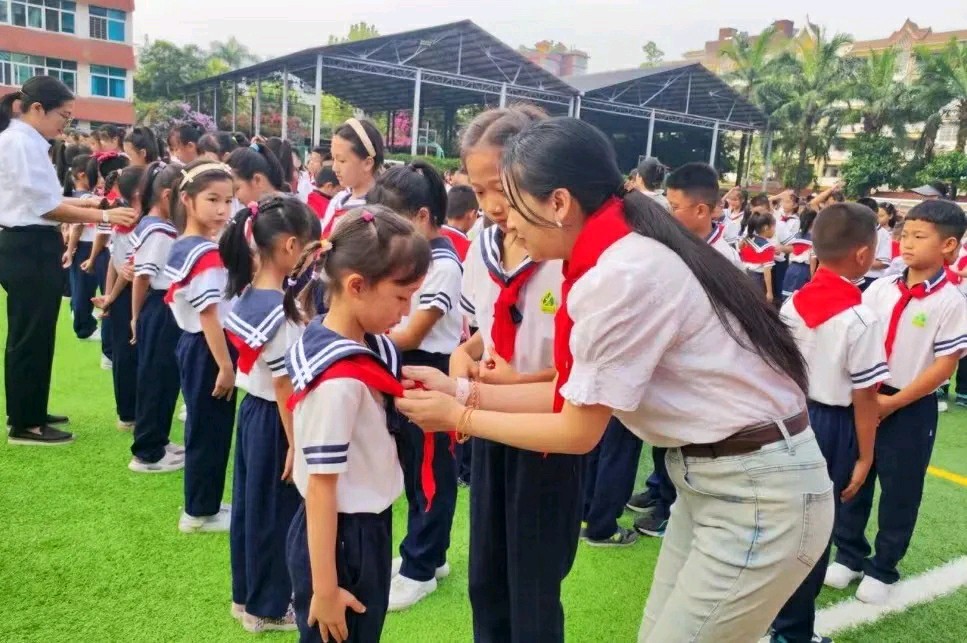 【允美教育】“红领巾 爱祖国”——西双版纳州允景洪小学示范性入队仪式暨少先队主题队日活动（图12）