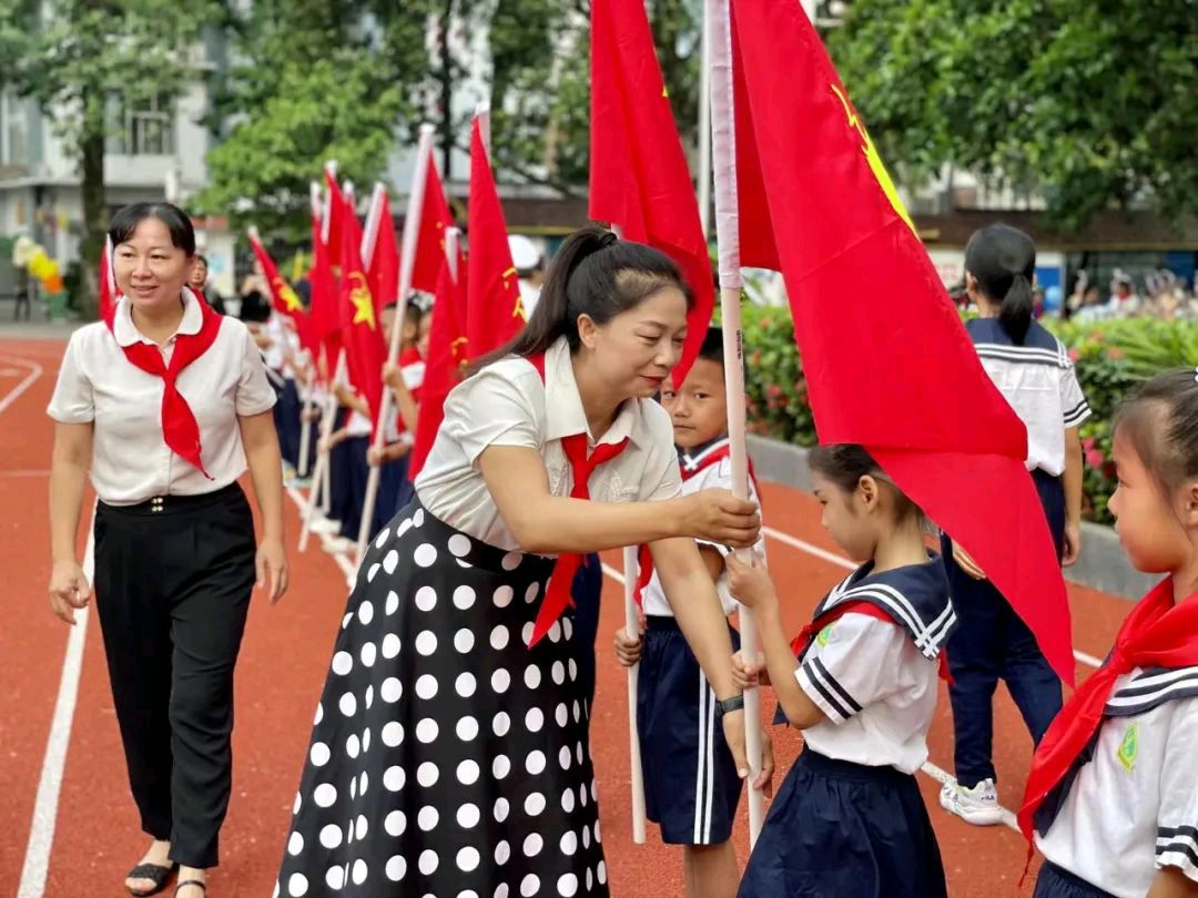 【允美教育】“红领巾 爱祖国”——西双版纳州允景洪小学示范性入队仪式暨少先队主题队日活动(图17)