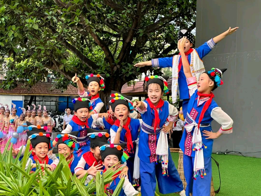【允美教育】“红领巾 爱祖国”——西双版纳州允景洪小学示范性入队仪式暨少先队主题队日活动(图29)