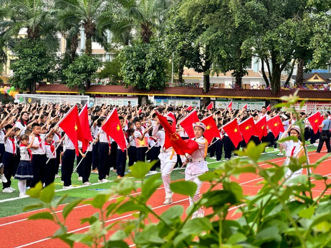 【允美教育】“红领巾 爱祖国”——西双版纳州允景洪小学示范性入队仪式暨少先队主题队日活动(图33)