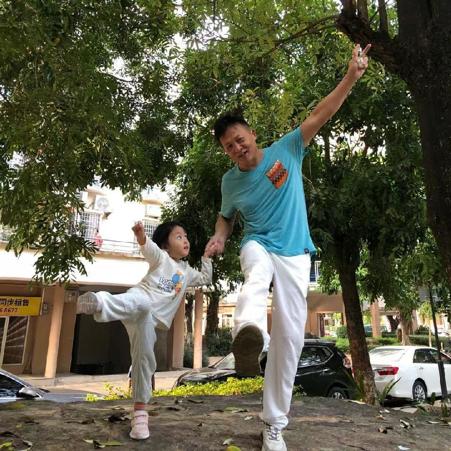 【美文点评】我顺东山向夕阳走去 文/黄影（图2）