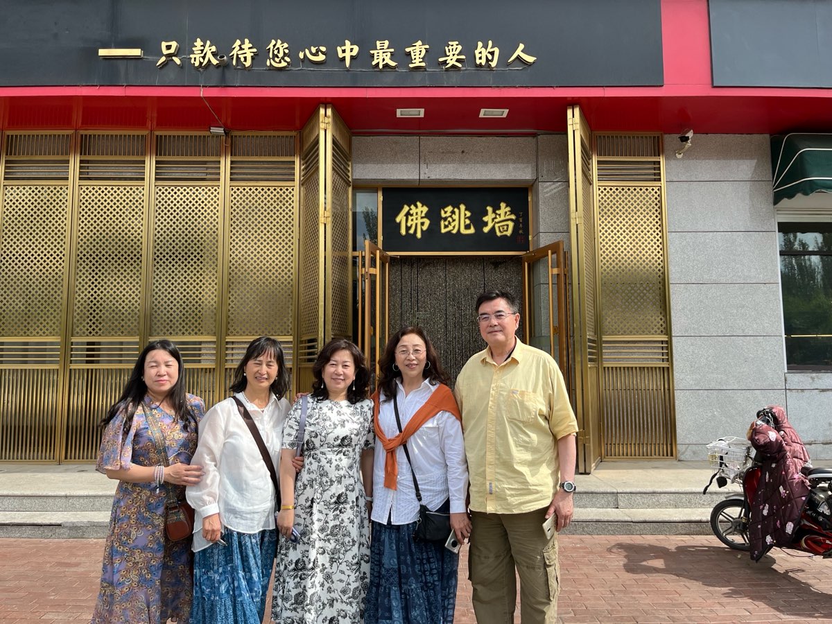 相聚青城，探讨中美诗歌文化-【美国头条】天下诗歌联盟【世界诗人名人展】（特刊）（图15）
