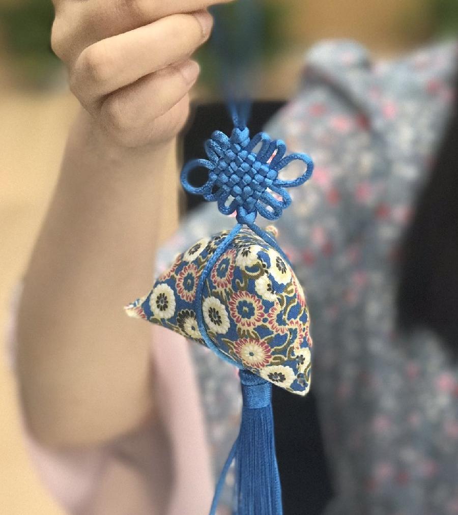 《 香囊 》文 / 张凤玲 诵 / 老菩提（图8）