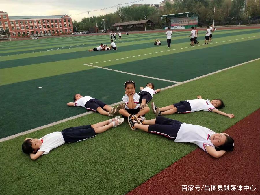学校的操场 文/北极星