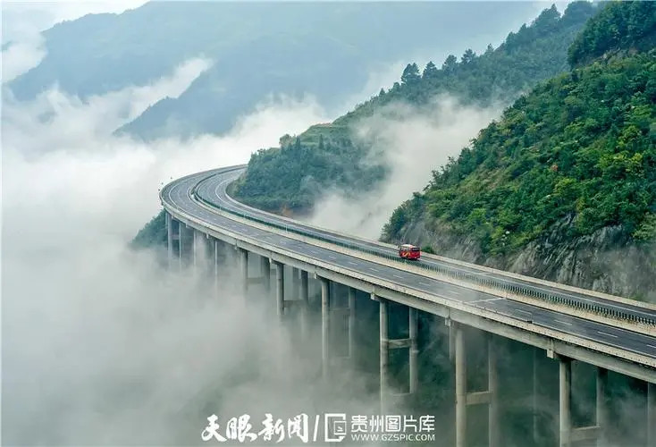 [歌曲：颂贵州]我家住在彩虹上