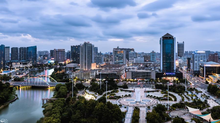 【新山东文学社】《鸢都潍坊市》作者/王连清 主播/鲁怡秀凤(图7)