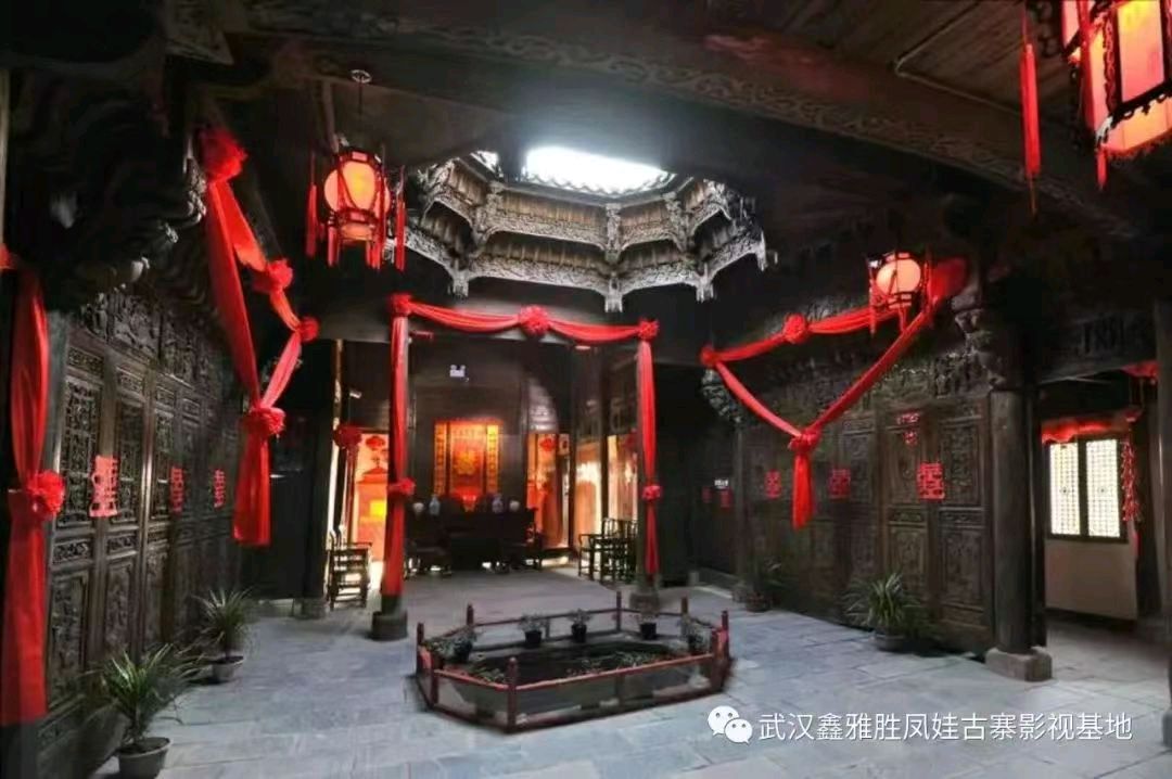 莫道拾荒难成器，拾荒创富成亿万。凤娃古寨神奇寨，人间奇迹接锺来（图2）