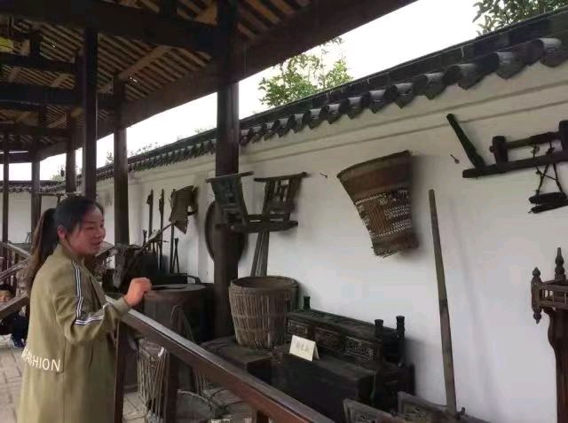 莫道拾荒难成器，拾荒创富成亿万。凤娃古寨神奇寨，人间奇迹接锺来（图7）