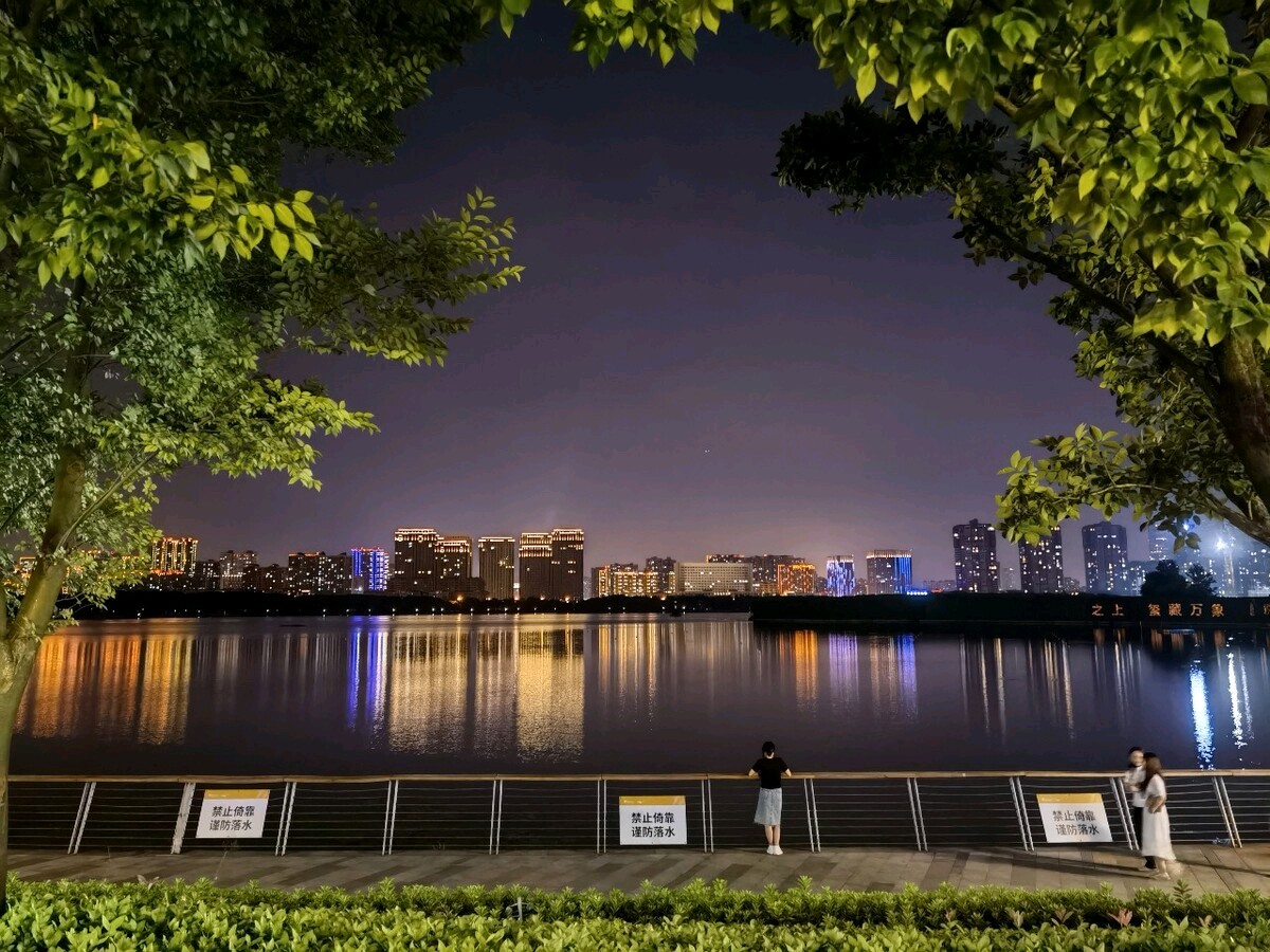 请欣赏何霖生老师的佳作《七绝·小暑》《七律·湖村夜色》朗诵:茱萸儿（图3）