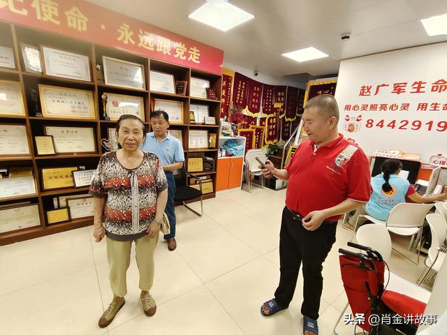 在党64年的老党员李惠珍分享为人民服务理念（图3）
