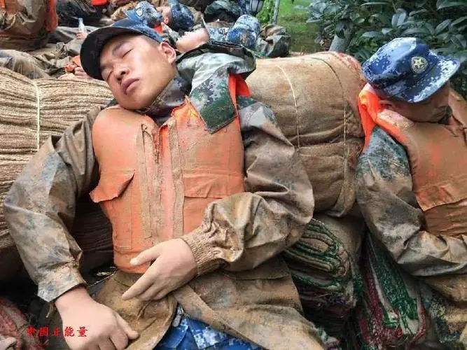 【新山东文学社】《向南方抗洪军警致敬》作者/大漠情怀 主播/远方（图8）