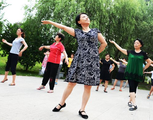 夏天的小村广场舞（点评） 文/王开利（图2）