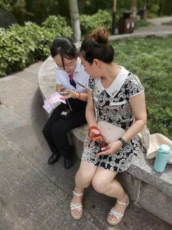 讲解器换成志愿者讲，淄博女游客喜出望外。作者：周智敏