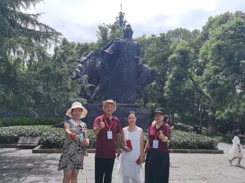 讲解器换成志愿者讲，淄博女游客喜出望外。作者：周智敏（图2）