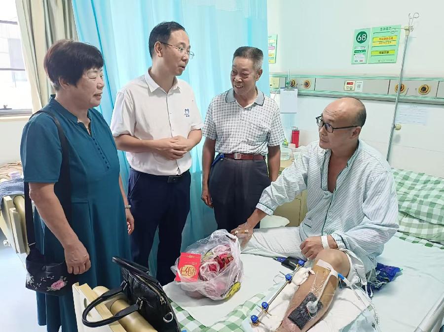 “好人团队”传递温暖，关爱受伤的广东好人何水明（图4）