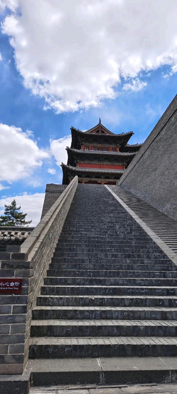 东方书剑的《青玉案·观大同古城墙有寄》